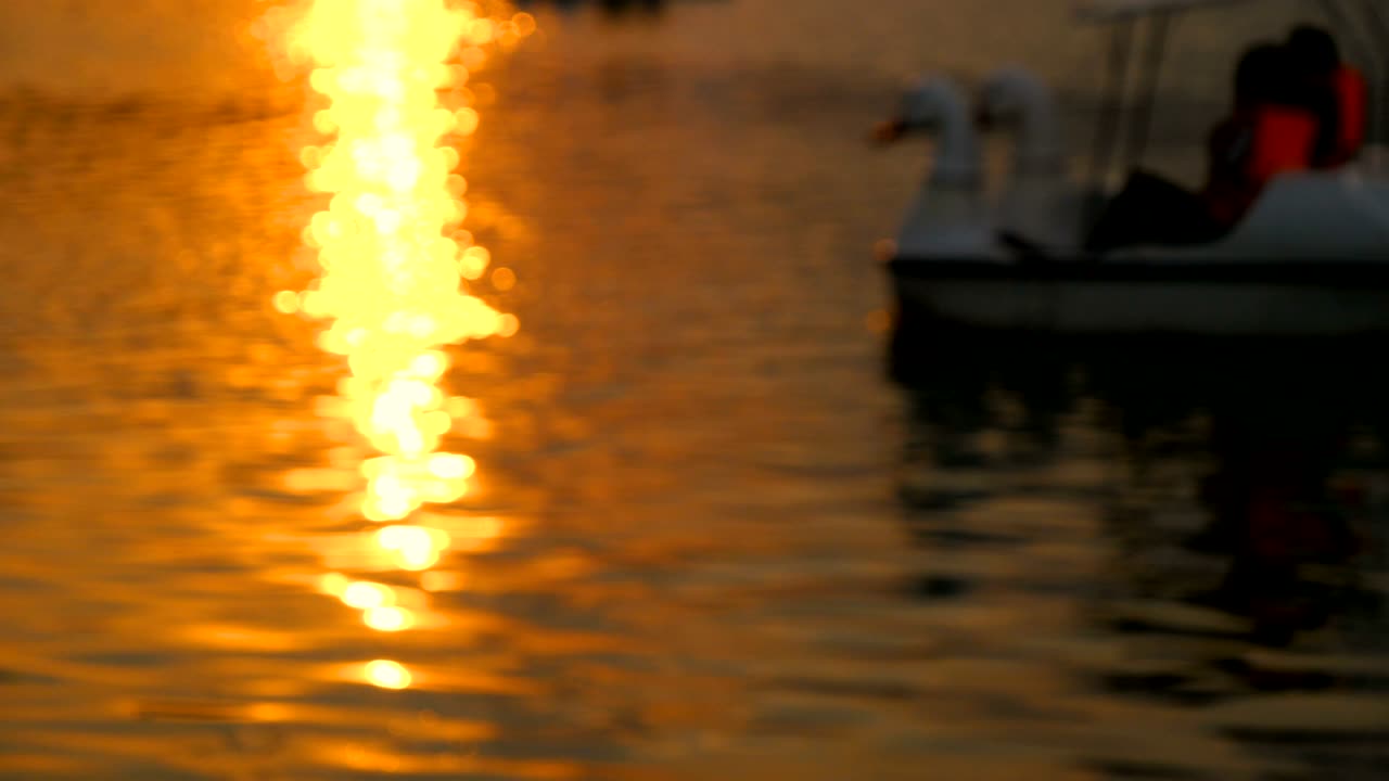 4k 모션 영상으로 물 표면의 초점을 분해합니다.