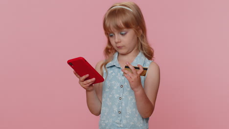 Kindermädchen-Benutzt-Kreditkarte-Und-Smartphone,-Während-Sie-Geld-überweist,-Kauft-Online-Ein