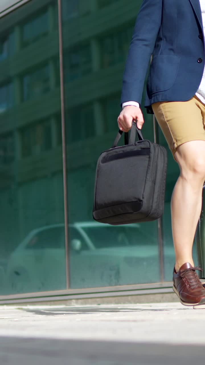 Empresario con pierna ortopédica caminando por la ciudad