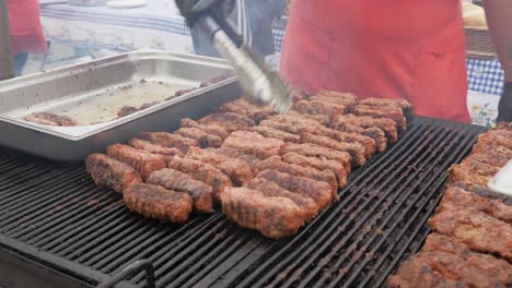 cocción de carne en la parrilla de barbacoa