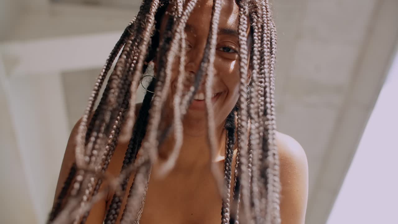 mujer sonriente con trenzas