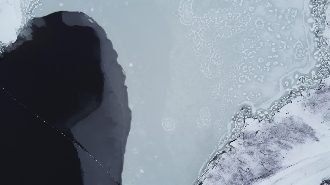 얼음으로 얼어붙은 노르웨이 호수