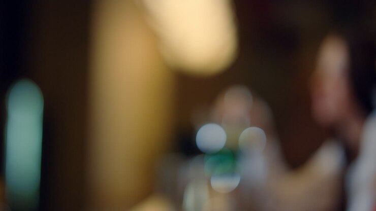 visitatore che paga a mano con il telefono cellulare all'interno