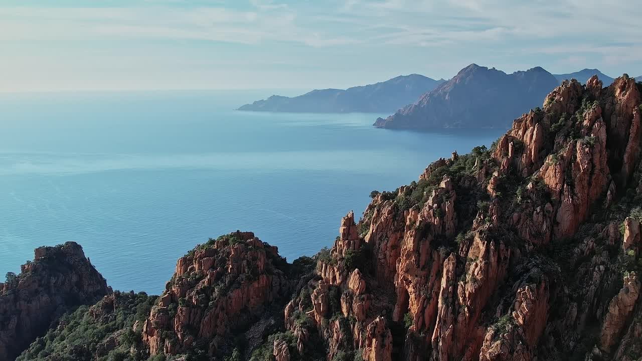 Vista della costa e delle montagne in Corsica, Francia, durante il giorno
