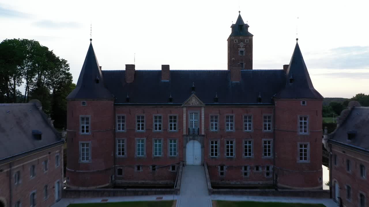 독일 벨기에 알덴 비센 성의 입구와 정원의 공중 전망, 낮에는 녹지와 풍경, 천막이 있는 넓은 지역에 펼쳐져 있습니다.