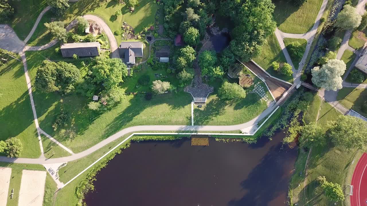 lugar de descanso popular en el lago tepris en verano cerca de la ciudad de smiltene en letonia