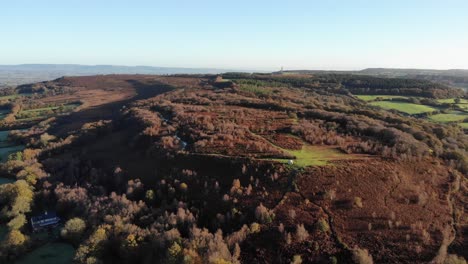 toma aérea de 4k que se desplaza ligeramente por encima de las colinas onduladas de culmstock beacon en las colinas negras de devon, inglaterra