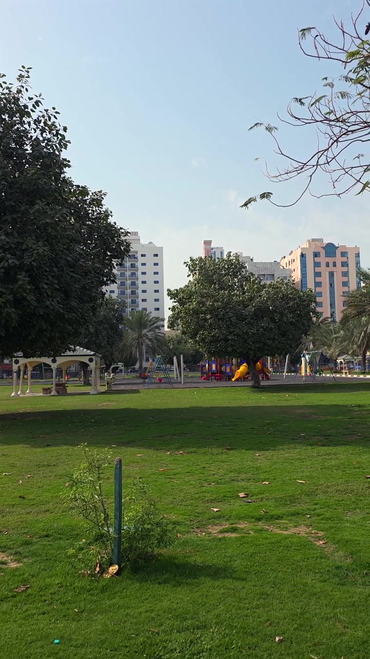 Um parque público vazio em uma comunidade residencial em Sharjah.