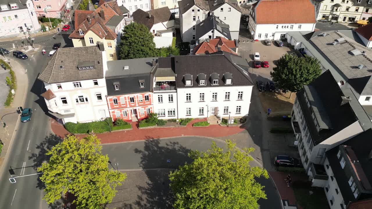 도시, 그림 속을 날아다니는 새, 자동차와 사람