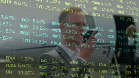 animación de estadísticas y procesamiento de datos sobre un empresario caucásico que usa un teléfono inteligente