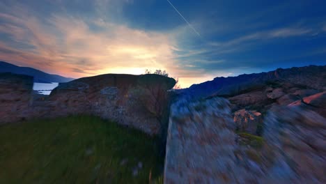vista aérea de las antiguas ruinas al atardecer. 4k
