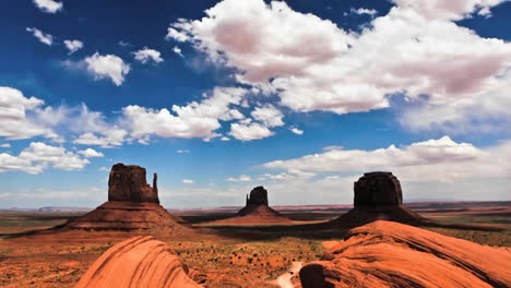 un monumento de piedra arenisca roja en el lapso de tiempo del desierto 5