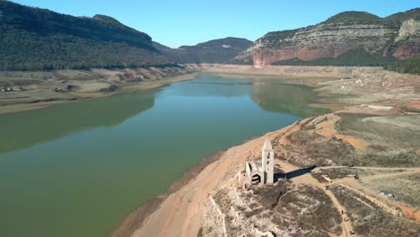 Dique-Del-Pantano-Del-Sur-En-Cataluña,-España,-Intensa-Sequía-En-2024-Pantano-De-Sau