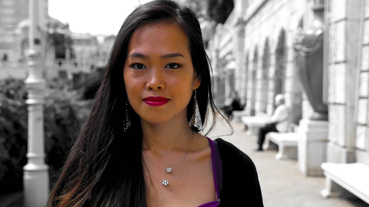 mujer con ropa vibrante con efecto de color selectivo en stadtpark, viena, luz del día, al aire libre, aspecto confiado