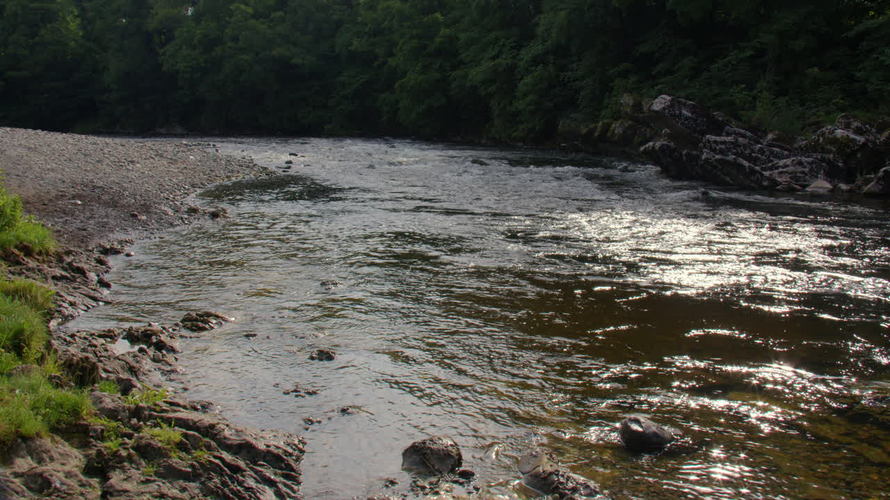 Inquadratura ampia del fiume Lune e delle rocce vicino al Ponte del Diavolo a Kirkby Lonsdale, North Yorkshire.