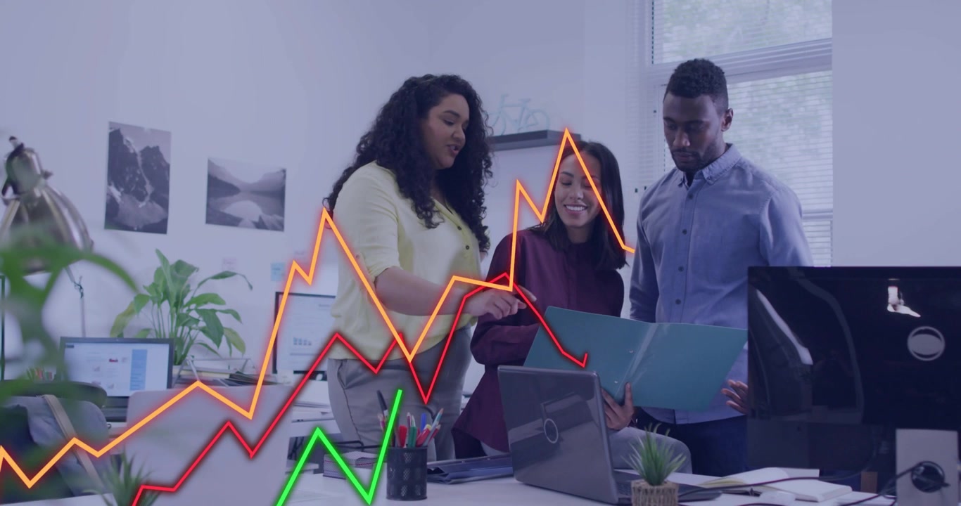 Equipe revisando KPIs de negócios, pasta azul sendo aberta à direita, laptop apontando à esquerda, gráficos em movimento abaixo