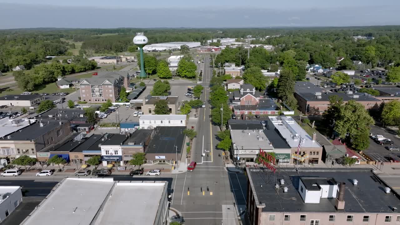 centro de clare, michigan con un video de avión no tripulado moviéndose hacia los lados