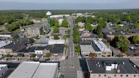 Centro-De-Clare,-Michigan-Con-Video-De-Drones-Moviéndose-Hacia-Los-Lados