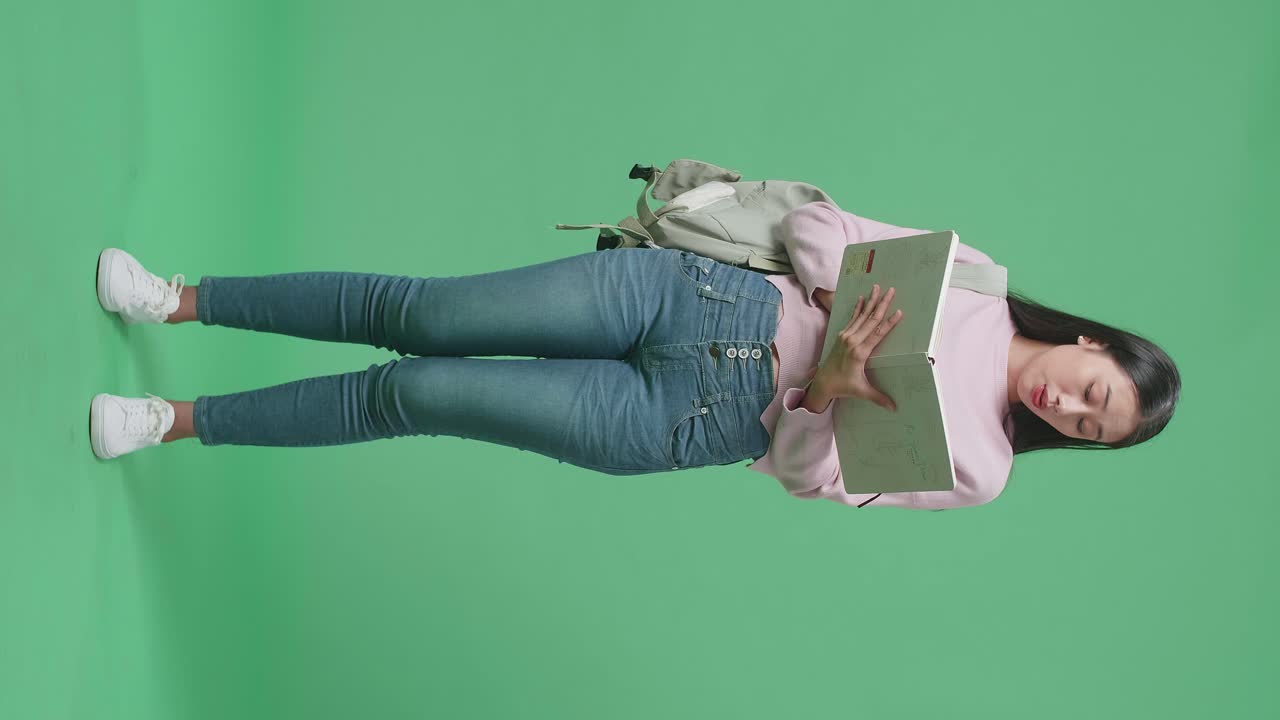 estudiante leyendo un libro