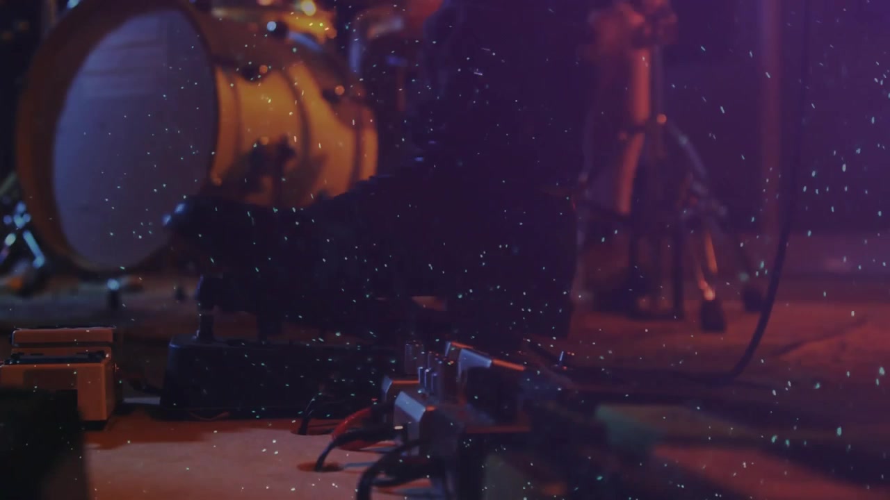 Piede di un musicista che entra nell'inquadratura premendo i pedali in sequenza, attivando effetti per chitarra per lo spettacolo.