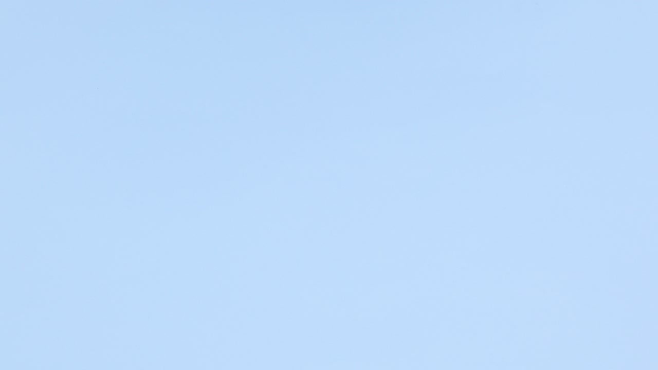 은색 크리스마스 장식품과 눈송이가 파스텔 파란색 테마에 나타납니다.