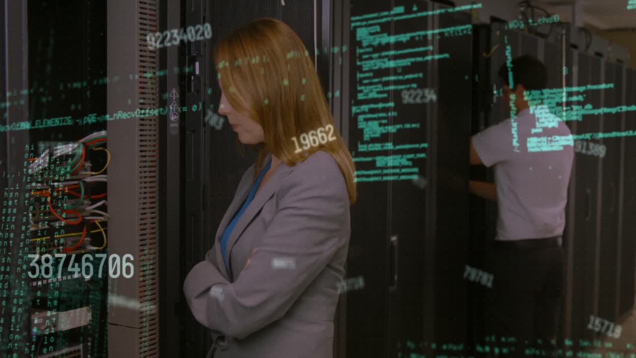 animación del procesamiento de datos sobre dos trabajadores de la sala de servidores caucásicos