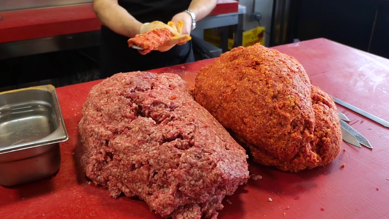 Macellaio che prepara spiedini di Adana Kebab con carne macinata