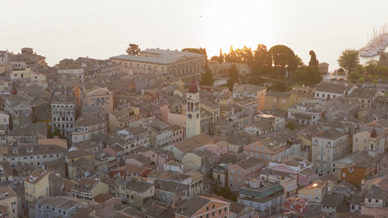 Primo piano del campanile della Chiesa di San Spiridione con cupola rossa che si erge sopra gli edifici del centro storico di Corfù, in Grecia