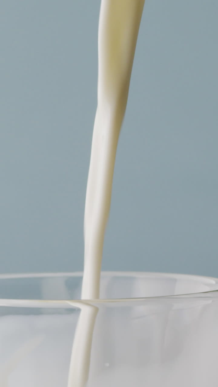 video de un vaso de leche con espacio de copia en un fondo azul
