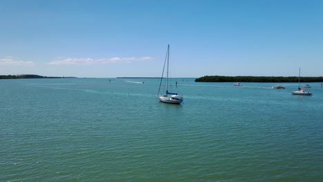 Barcos-Navegando-Por-Las-Aguas-De-Florida,-Estados-Unidos-En-Verano