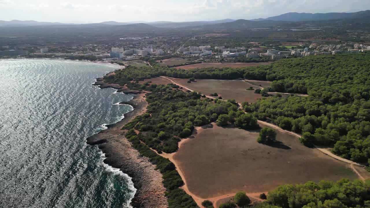 paisaje costero junto al mar cerca de la ciudad de sa coma en mallorca, españa