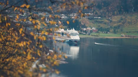 Crucero-Aida-Mar-Amarrado-En-El-Puerto-De-Geiranger