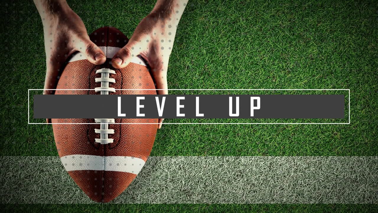 animación de las palabras nivel arriba sobre las manos sosteniendo la pelota de rugby sobre el campo de deportes verde