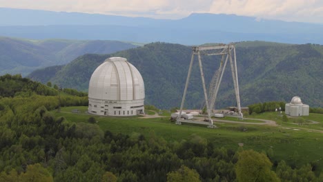 observatorio científico astrofísico especial. centro astronómico para observaciones terrestres del universo con un gran telescopio.