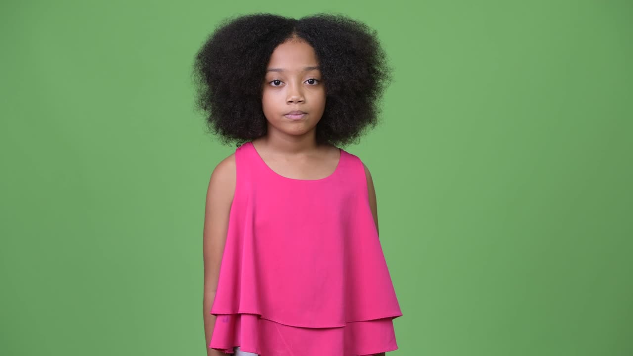 joven africana con el pelo afro señalando con el dedo