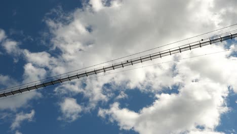 Blick-Von-Unten-Auf-Die-Blackforestline-Hängebrücke-An-Einem-Sonnigen-Tag