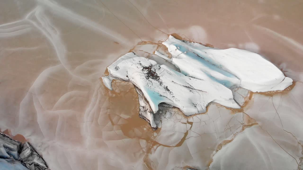 disparo de drones sobre el glaciar vatnajokull en islandia durante el invierno