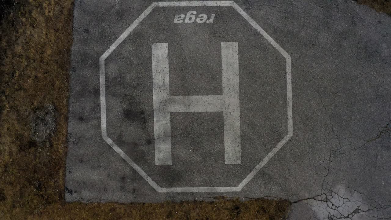 헬리터 활주로 위 를 순환 하는 헬기 의 공중 영상