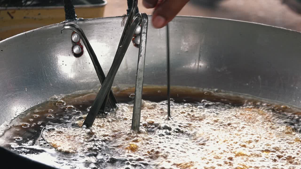 plano medio de comida callejera frita