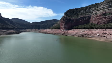 bajo nivel de agua en el lago de españa durante la temporada de sequía, vista aérea de drones