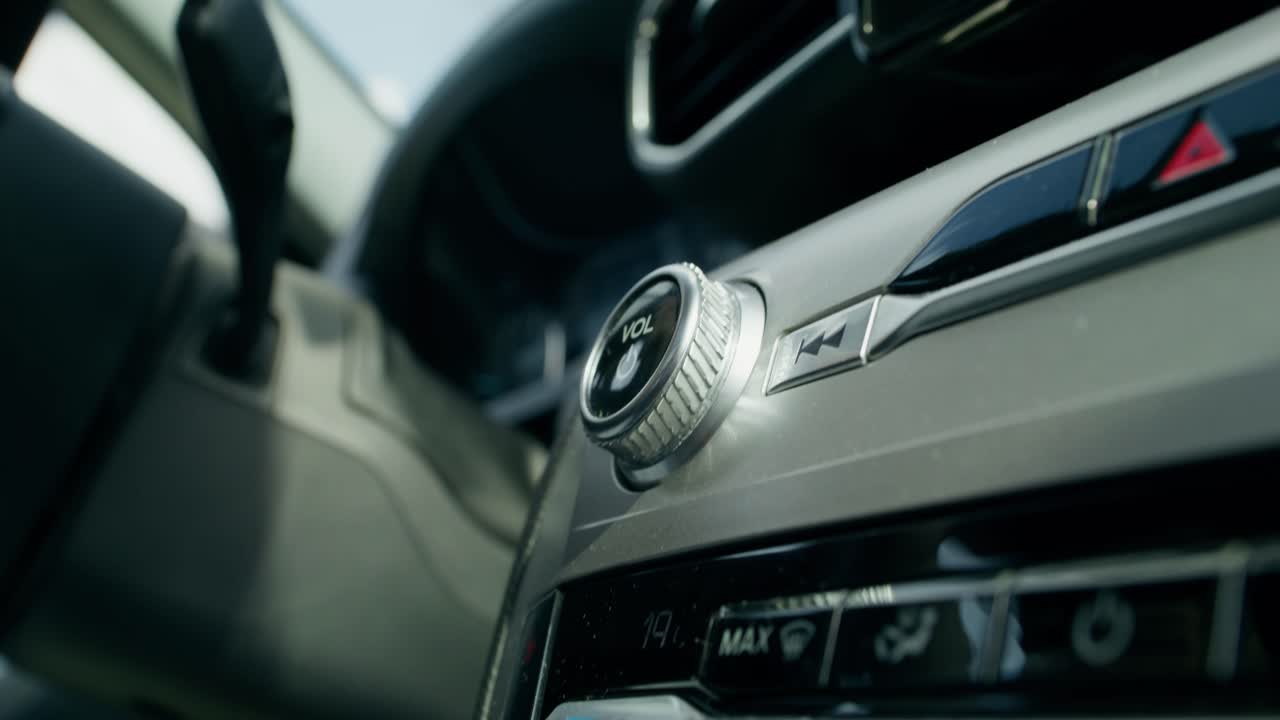 ajuste del volumen de audio del coche