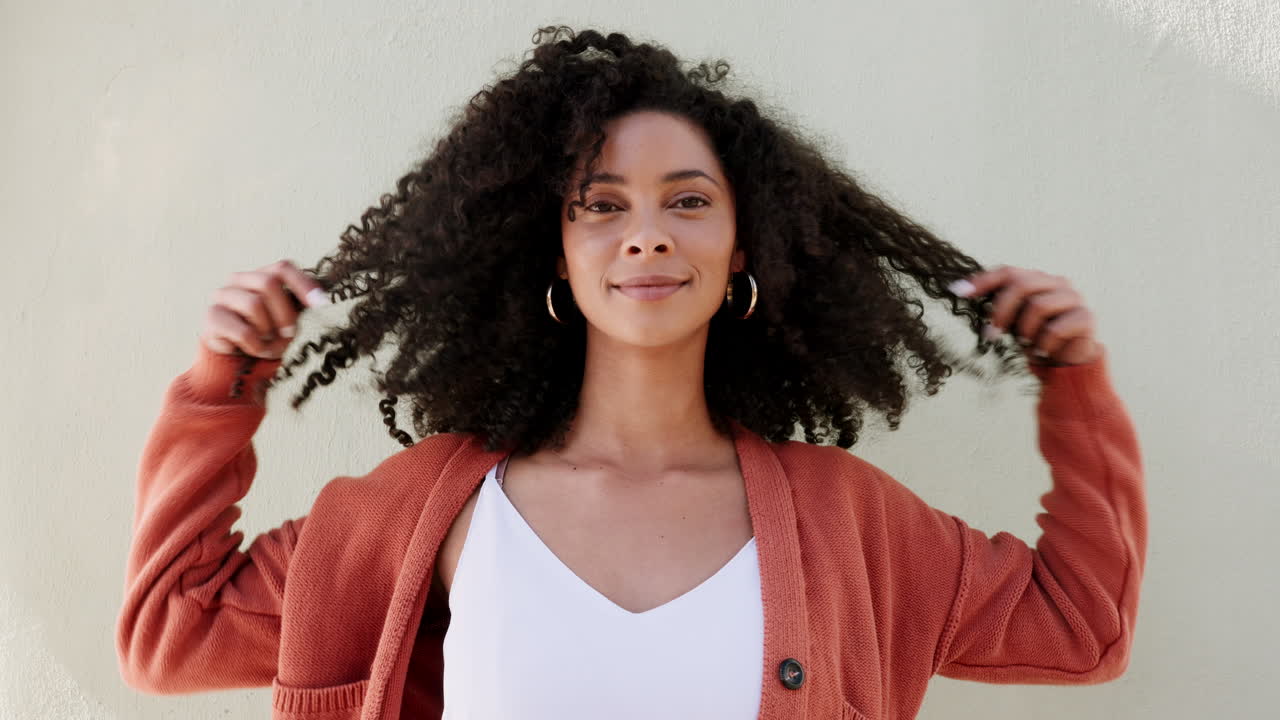 afro, cabello o mujer negra juguetona con sonrisa