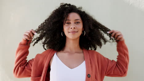 Afro,-Haare-Oder-Verspielte-Schwarze-Frau-Mit-Lächeln