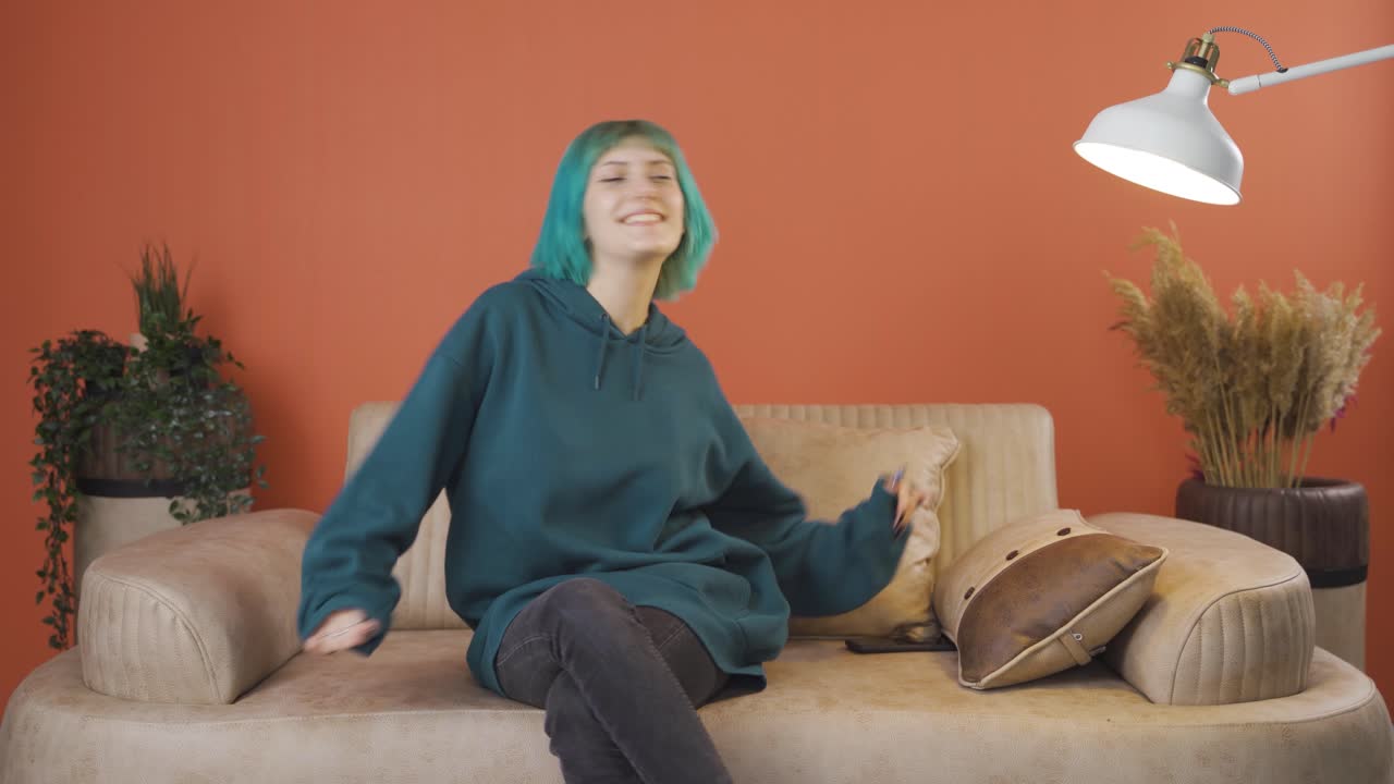 행복한 춤추는 젊은 여성 기 ⁇ 으로 가득 차 있습니다.