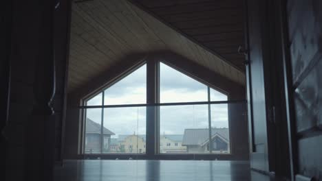 ático de madera con vista a la ciudad