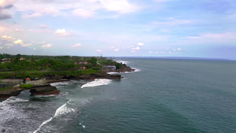 Küstenlandschaft-Auf-Bali-Mit-Tanah-Lot-Tempel,-Der-Von-Meereswellen-Umspült-Wird