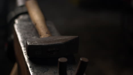 Un-Martillo-Se-Asienta-Sobre-Un-Yunque-En-Un-Taller-De-Herreros