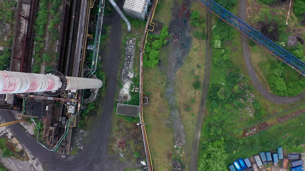 vista aérea de arriba hacia abajo de la fábrica de acero abandonada