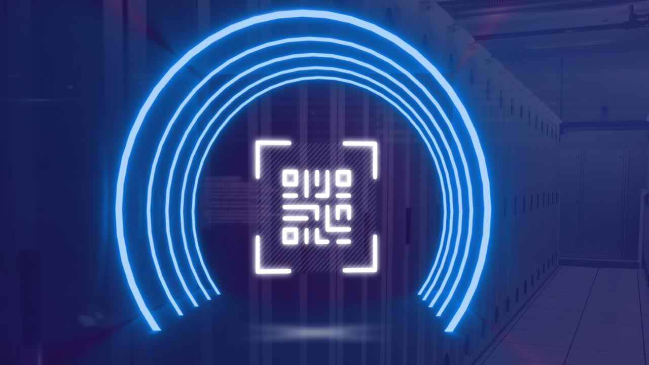 Animazione di uno scanner di codici QR al neon ed elaborazione dati in una sala server di computer