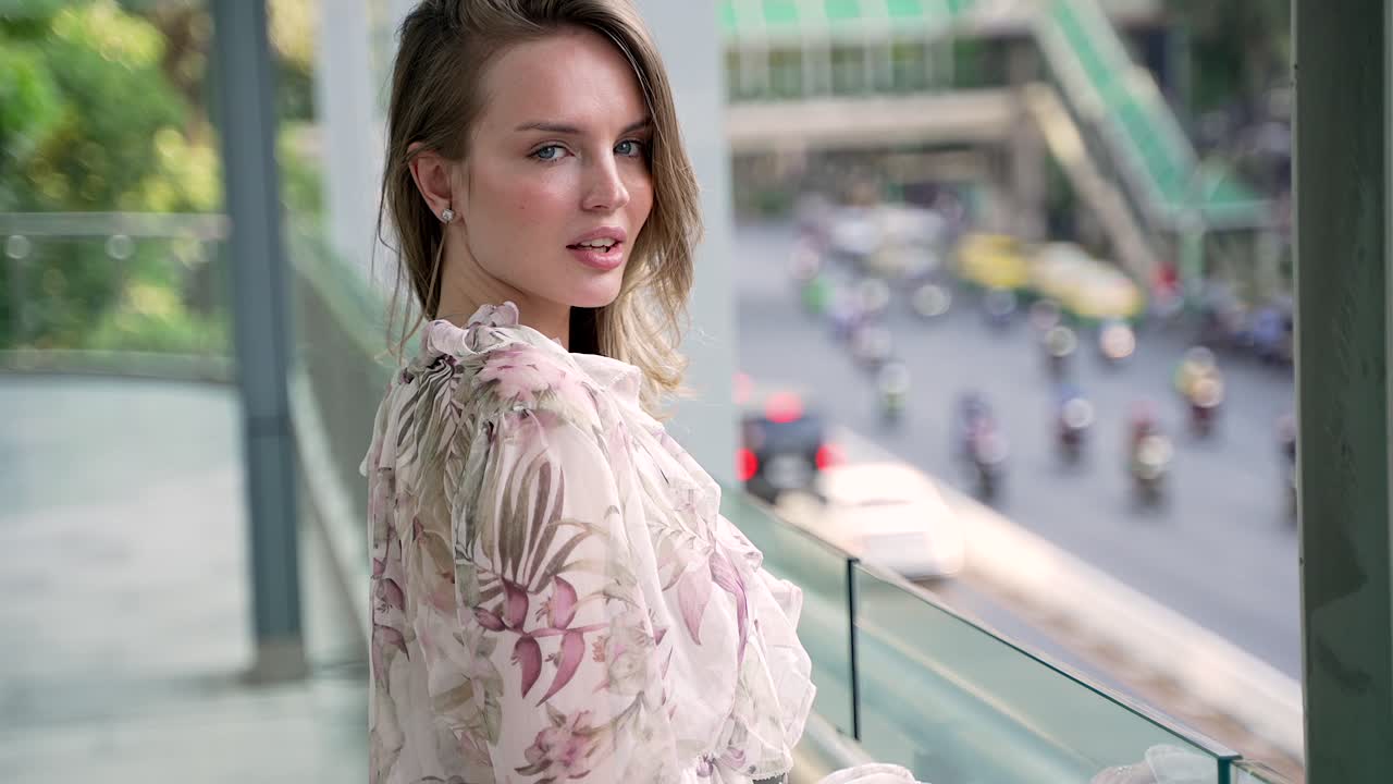 hermosa mujer con un vestido floral en una ciudad